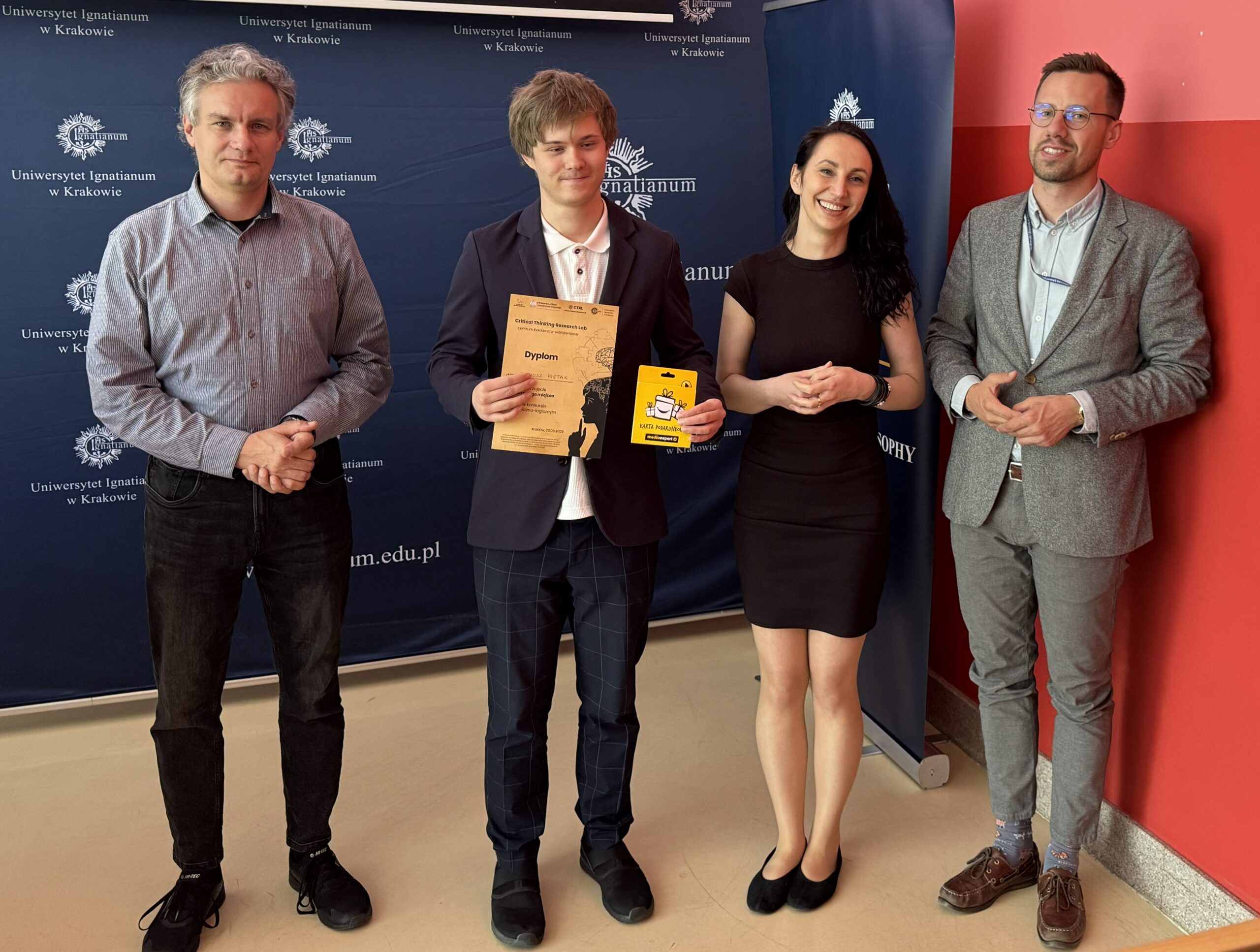 Janusz Pietak, laureat drugiego miejsca w konkursie filozoficzno-logicznym CTRL, z dyplomem.