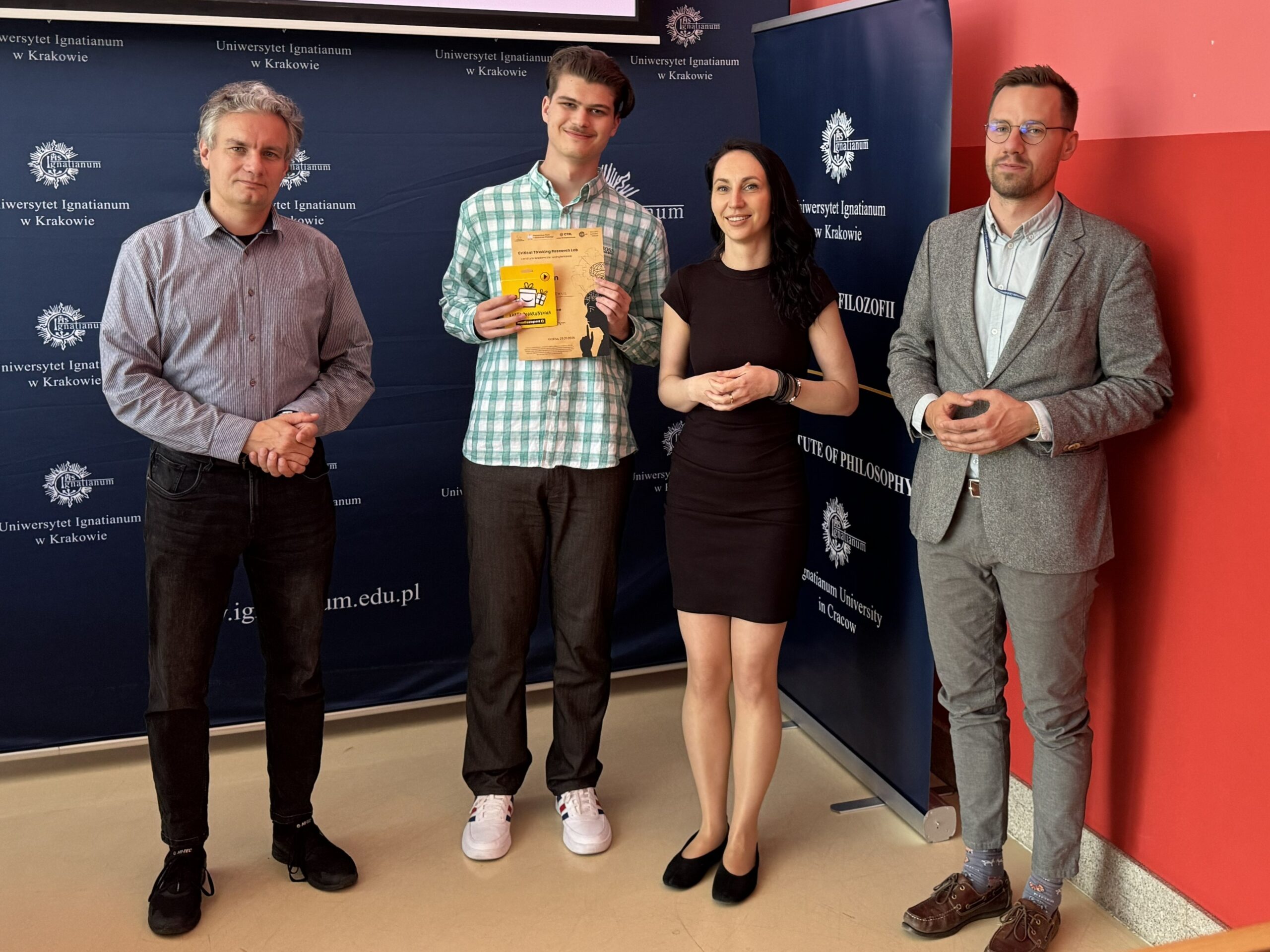 Damian Prus, laureat trzeciego miejsca w konkursie filozoficzno-logicznym CTRL, z dyplomem.