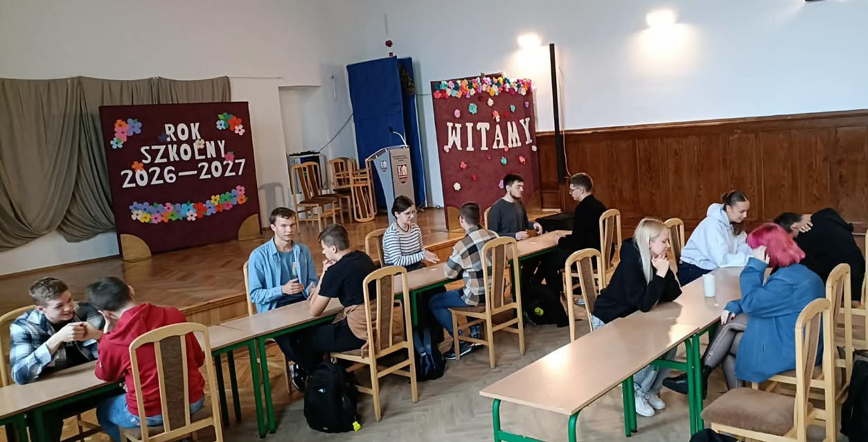dr Pruś z uczniami I Liceum Ogólnokształcącego w Lęborku