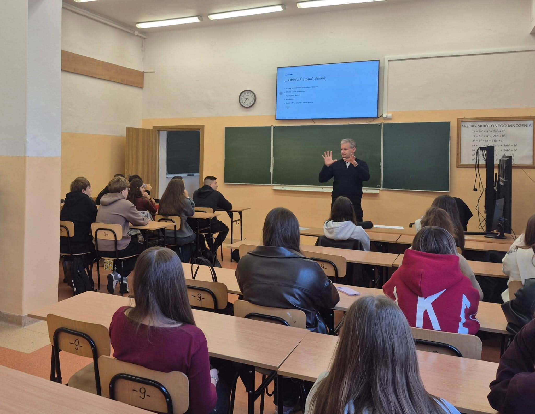 Prof Kucharski podczas spotkania z młodzieżą VII LO w Tarnowie